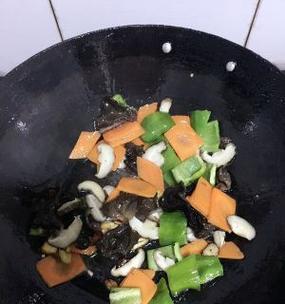 香菇炒木耳胡萝卜怎么做？步骤和技巧有哪些？