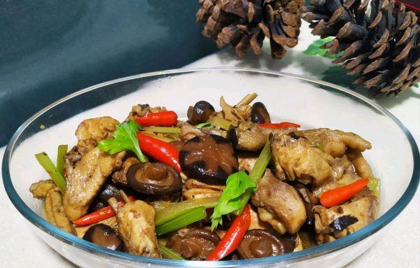 香菇炒鸡块怎么做？步骤和技巧有哪些？