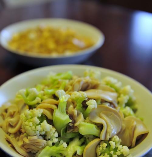 香菇炒花菜怎么做？步骤和技巧有哪些？