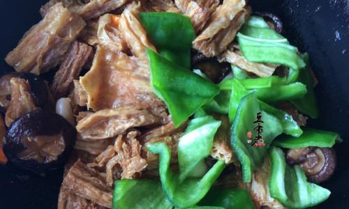 香菇炒腐竹的做法是什么？步骤详解如何做出口感鲜美？