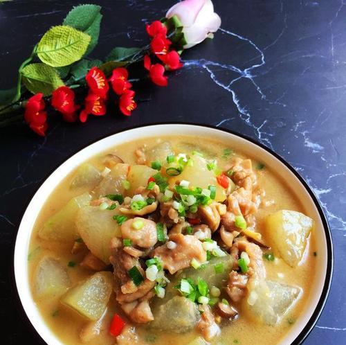 香菇炒冬瓜片的做法是什么？如何炒出美味的冬瓜片？