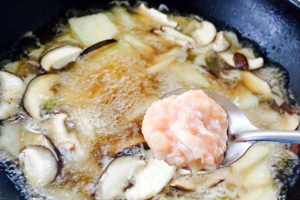 香菇白菜肉汤怎么做？有哪些步骤和技巧？