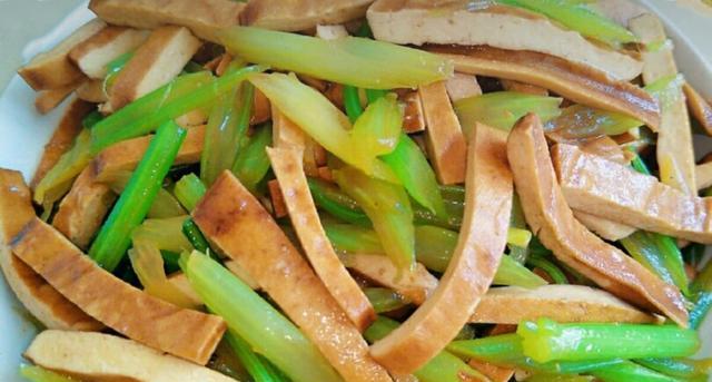 香干西芹怎么做？步骤和技巧有哪些？