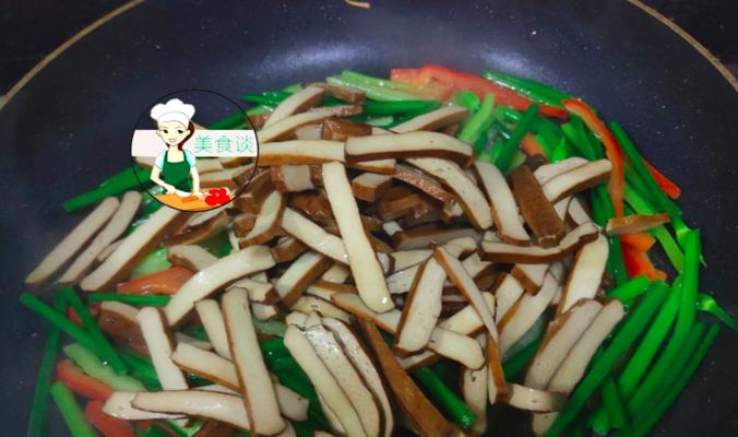 香干肉丝炒韭菜花怎么做？步骤和技巧有哪些？