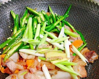 香干芹菜红椒炒回锅肉怎么做？步骤和技巧有哪些？