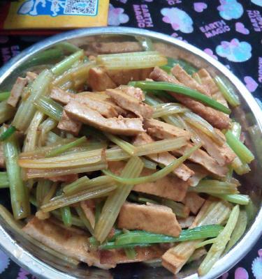 香干芹菜炒鱿鱼怎么做？步骤和技巧有哪些？