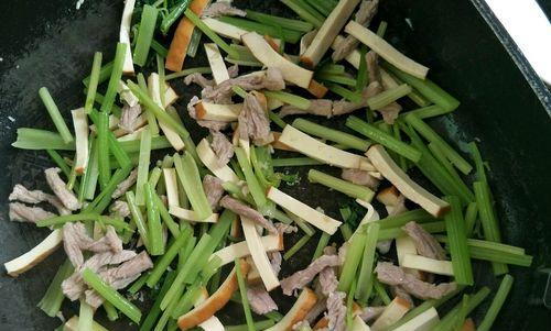 香干里脊炒芹菜怎么做？步骤和技巧是什么？