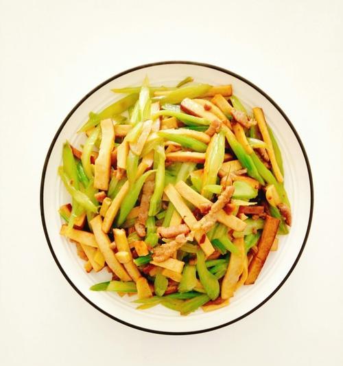 香干里脊炒芹菜怎么做？步骤和技巧是什么？