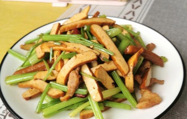 香干炒西芹怎么做？步骤和技巧有哪些？